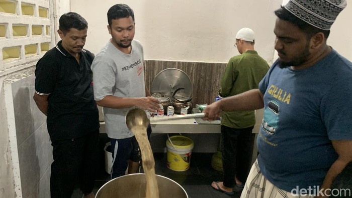 Masjid Jamik Kebun Bunga menawarkan takjil legendaris berupa bubur sop untuk menu berbuka puasa. (Foto: Kartika Sari/detikSumut).
