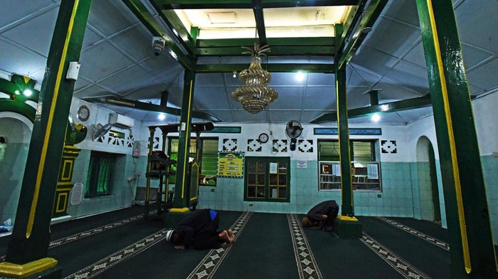 Warga membaca Al Quran di Mesjid Kuno Kaujon di Kota Serang, Banten, Minggu (17/3/2024). Mesjid peninggalan Kesultanan Banten tersebut diprediksi dibangun tahun 1828 dan kini menjadi salah satu bangunan cagar budaya dan bagian dari bukti perkembangan Islam di Banten. ANTARA FOTO/Asep Fathulrahman/foc.