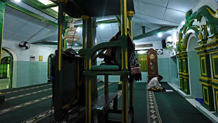 Warga membaca Al Quran di Mesjid Kuno Kaujon di Kota Serang, Banten, Minggu (17/3/2024). Mesjid peninggalan Kesultanan Banten tersebut diprediksi dibangun tahun 1828 dan kini menjadi salah satu bangunan cagar budaya dan bagian dari bukti perkembangan Islam di Banten. ANTARA FOTO/Asep Fathulrahman/foc.