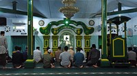 Sejumlah warga melaksanakan salat berjamaah di Masjid Kuno Kaujon, Kota Serang, Banten, Minggu (17/3/2024).