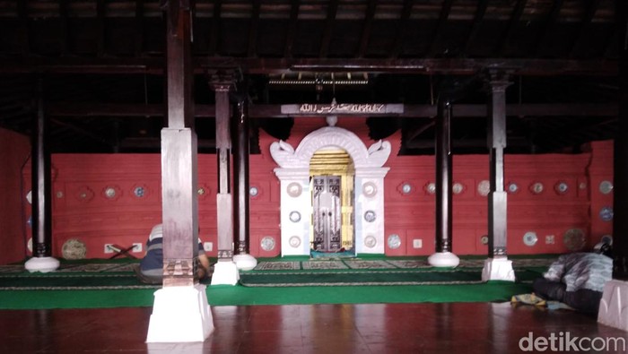 Masjid Merah Panunjan Cirebon