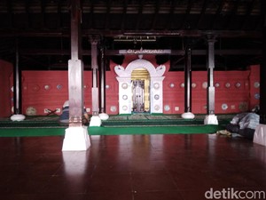 Sajian Takjil Kopi Istimewa di Masjid Merah Panjunan Cirebon