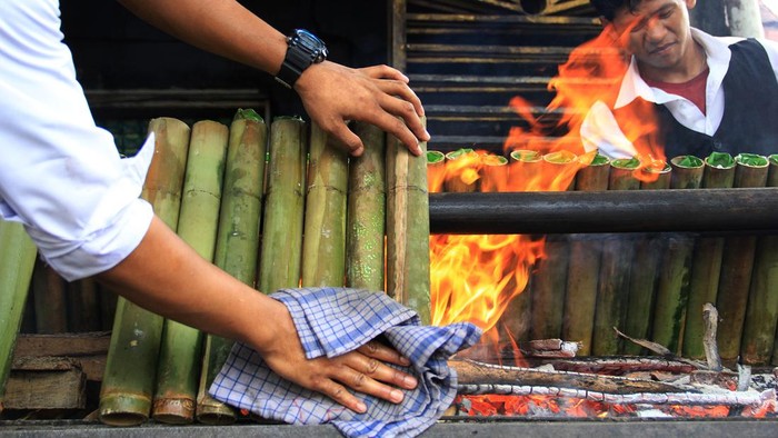 Pekerja menyelesaikan proses pembuatan lemang srikaya di Medan, Sumatera Utara, Sabtu (16/3/2024). Lemang srikaya khas Medan yang di jual Rp35 ribu per bambu tersebut menjadi menu favorit masyarakat  untuk berbuka puasa saat bulan Ramadhan. ANTARA FOTO/Yudi Manar/YU