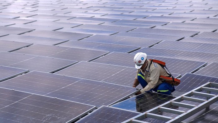 Petugas melakukan perawatan panel surya di PLTS Terapung Cirata, Kabupaten Purwakarta, Jawa Barat, Sabtu (16/3/2024). Direktur Jenderal Ketenagalistrikan Kementerian Energi dan Sumber Daya Mineral (ESDM) Jisman Hutajulu mengatakan total keseluruhan potensi energi terbarukan di Indonesia mencapai 3,6 terawatt (TW) yang didominasi oleh PLTS dengan potensi sebesar 3,3 TW. ANTARA FOTO/Fauzan/YU