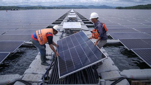 Petugas melakukan perawatan panel surya di PLTS Terapung Cirata, Kabupaten Purwakarta, Jawa Barat, Sabtu (16/3/2024). Direktur Jenderal Ketenagalistrikan Kementerian Energi dan Sumber Daya Mineral (ESDM) Jisman Hutajulu mengatakan total keseluruhan potensi energi terbarukan di Indonesia mencapai 3,6 terawatt (TW) yang didominasi oleh PLTS dengan potensi sebesar 3,3 TW. ANTARA FOTO/Fauzan/YU