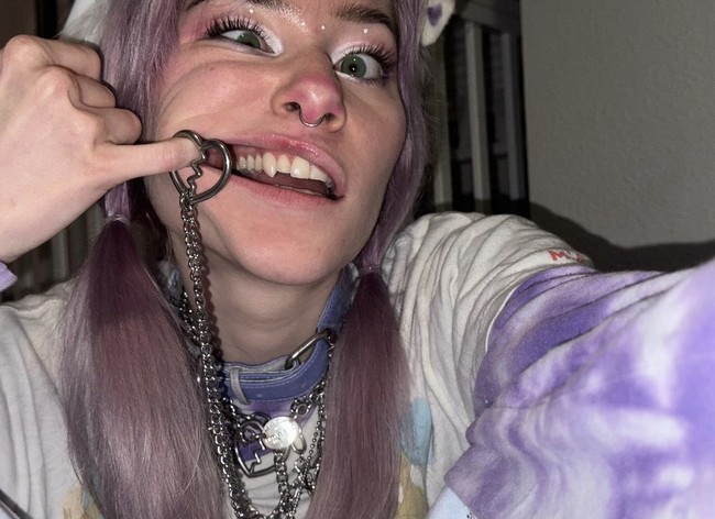 Meow saat ini mengaku single, namun dia memiliki penjaga anjing. Sang penjaga akan membawanya berjalan-jalan, memberi makan dan melatihnya sebagai anjing.  Foto: Dok. Instagram @meowdalyn