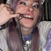 Meow saat ini mengaku single, namun dia memiliki penjaga anjing. Sang penjaga akan membawanya berjalan-jalan, memberi makan dan melatihnya sebagai anjing.  Foto: Dok. Instagram @meowdalyn