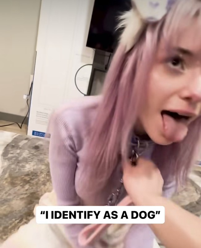 Dalam sebuah wawancara di acara radio Australia, The Kyle & Jackie O Show, wanita bernama Meow itu menjelaskan bagaimana kehidupan sehari-harinya yang meniru anjing, mulai dari menggonggong hingga tidur di kandang. Foto: Dok. Instagram @meowdalyn