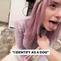 Dalam sebuah wawancara di acara radio Australia, The Kyle & Jackie O Show, wanita bernama Meow itu menjelaskan bagaimana kehidupan sehari-harinya yang meniru anjing, mulai dari menggonggong hingga tidur di kandang. Foto: Dok. Instagram @meowdalyn