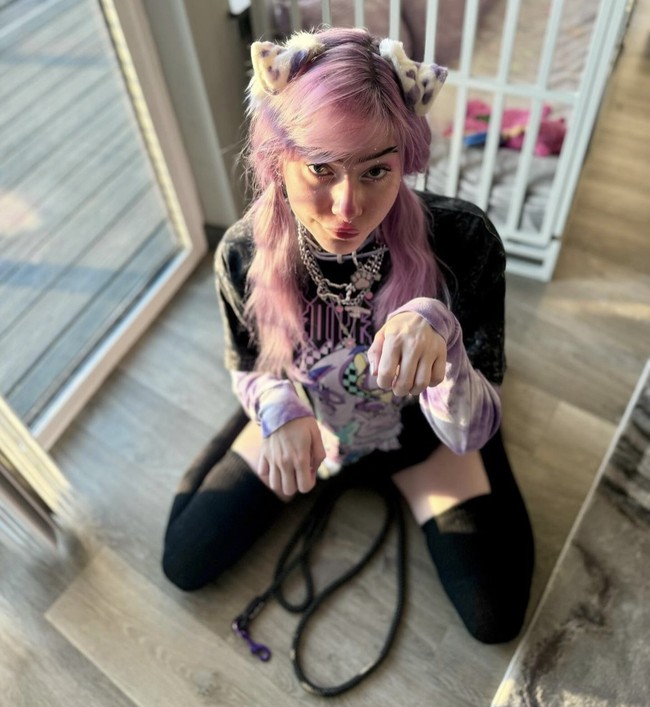 “Kami melakukan pelatihan anjng, yang merupakan salah satu kegiatan favoritku karena saya mendapatkan permen,” akunya. Foto: Dok. Instagram @meowdalyn