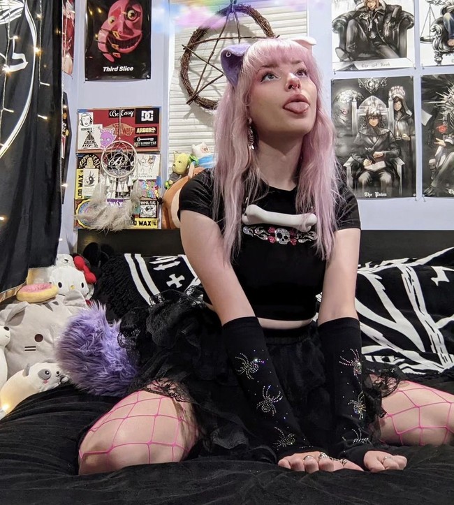 Di Instagramnya, Meow memperlihatkan kehiduoannya sebagai anjing dengan pose-pose menjulurkan lidah.  Foto: Dok. Instagram @meowdalyn