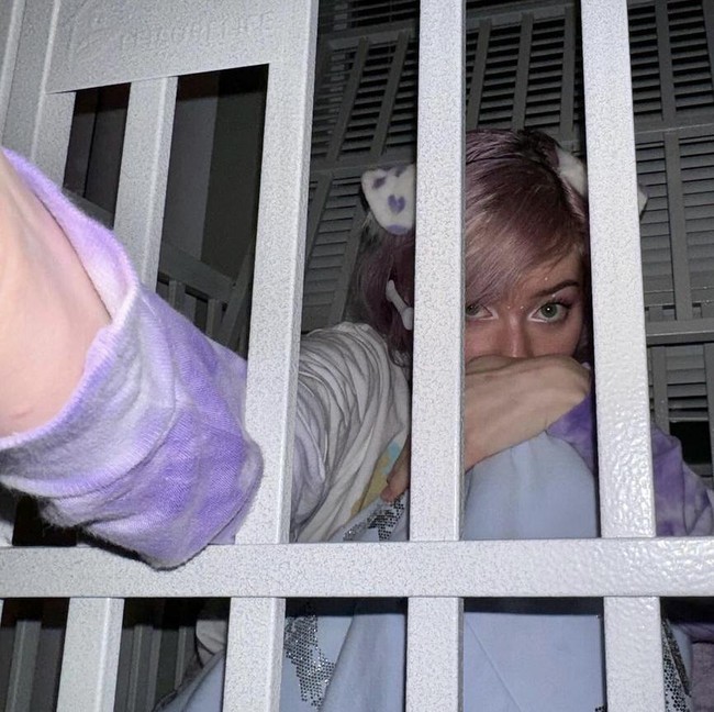 Sosok Wanita yang Terobsesi Jadi Anjing, Tidur di Kandang