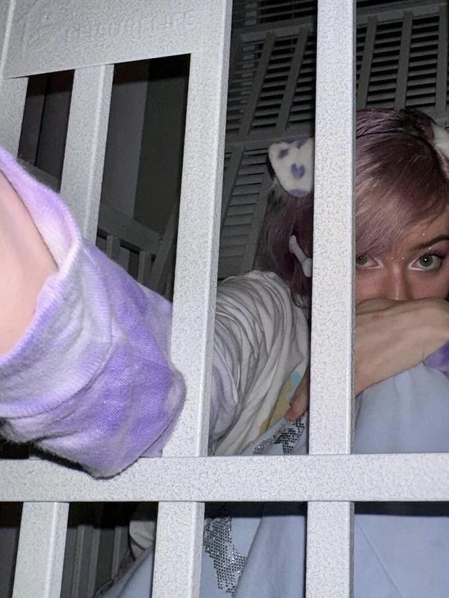 Sosok Wanita yang Terobsesi Jadi Anjing, Tidur di Kandang