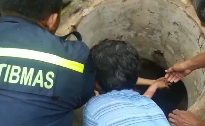 Momen evakuasi maling dari dalam sumur di Bogor (dok. Istimewa)