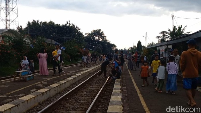 Ngabuburit di pinggir rel Stasion KA Plered.