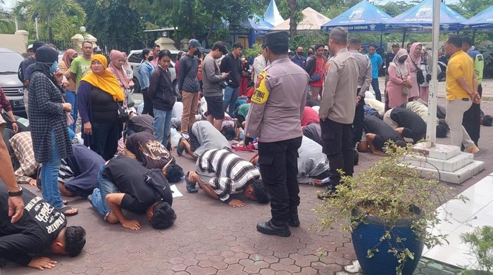 Para remaja yang terjaring razia balap liar di Surabaya sujud syukur dan minta maaf ke ortu masing-masing