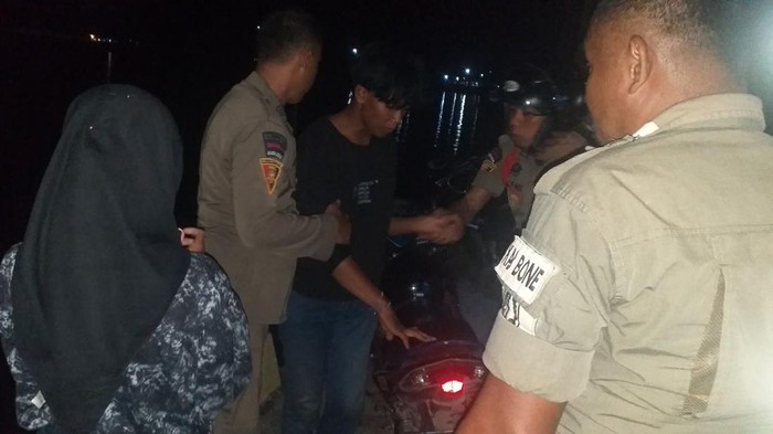 Pasangan muda-mudi diamankan aparat gabungan di Pelabuhan Bajoe, Bone, Sulsel.