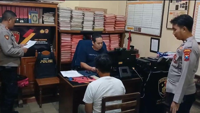 Pelaku curanmor yang tertangkap di Kota Probolinggo saat diperiksa