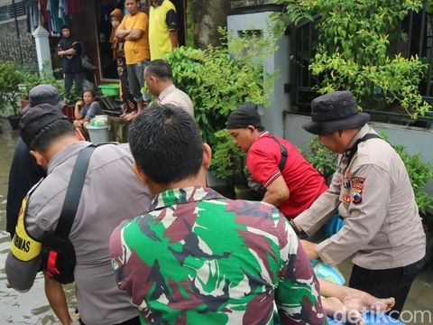 Pelayanan kesehatan gratis buat warga terdampak banjir di Desa Doropayung, Kecamatan Juwana, Kabupaten Pati, Minggu (17/3/2024).