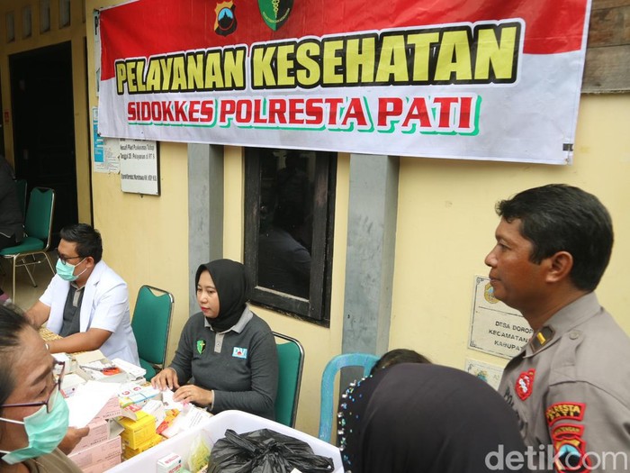 Pelayanan kesehatan gratis buat warga terdampak banjir di Desa Doropayung, Kecamatan Juwana, Kabupaten Pati, Minggu (17/3/2024).