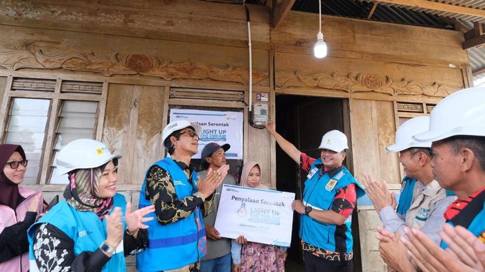 Pemasangan listrik gratis program Light Up The Dream di Gowa, Sulsel.