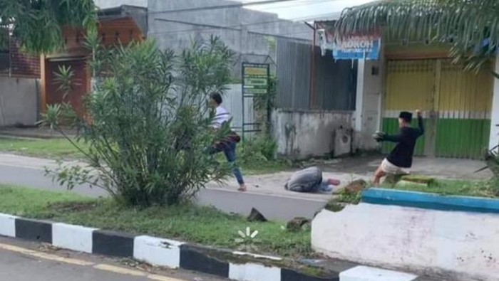 Potongan video aksi kejar-kejaran yang berujung pembacokan di Dompu pada Minggu (17/3/2024) pagi.