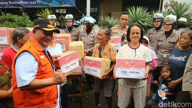 Pemkab Pati bersama rombongan Kapolda Jateng memberikan bantuan kepada masyarakat terdampak banjir di Juwana, Pati.