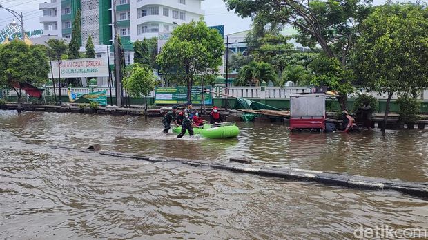 Penampakan banjir di Jalan Kaligawe Semarang siang ini, Minggu (17/3/2024).