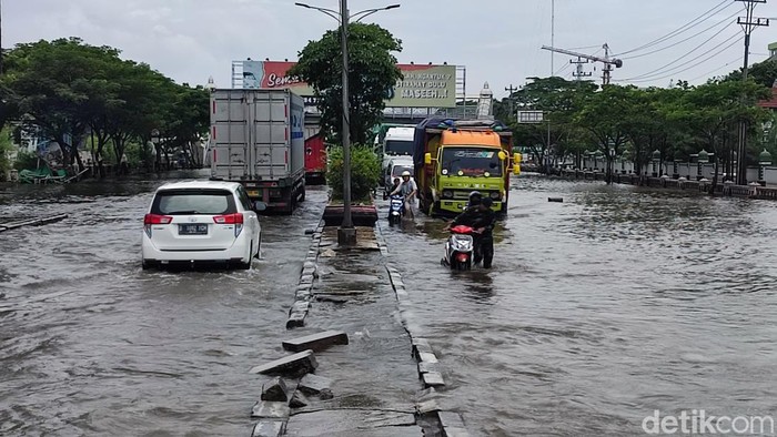 Penampakan banjir di Jalan Kaligawe Semarang siang ini, Minggu (17/3/2024).