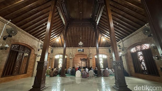 Penampakan masjid peninggalan Sunan Bonang di Desa Bonang, Kecamatan Lasem, Kabupaten Rembang, Minggu (17/3/2024).