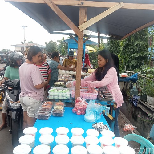 Penjual takjil di depan Pasar Inpres Larantuka, Flores Timur, NTT, Minggu (17/3/2024). (Yurgo Purab/detikBali)