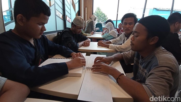 Penyandang tuna netra Tasikmalaya saat tadarusan di sebuah restoran cepat saji.