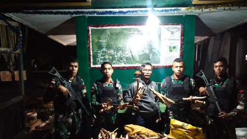Satgas Pamtas RI-RDTL Sektor Timur Yonif 742/SWY saat mengamankan 49 kilogram kayu cendana di Hutan Gurugu, Belu, NTT.