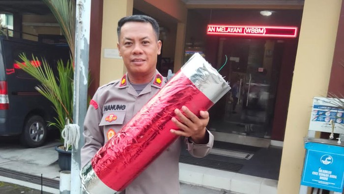 Petasan berukuran jumbo yang diamankan petugas Polsek Sewon dari dua remaja di Bulak Pendowo, Pendowoharjo, Sewon, Bantul.