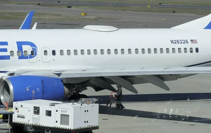 Petugas bandara mengecek pesawat Boeing 737-824 United Airlines yang kehilangan panel saat terbang (Andy Atkinson/Rogue Valley Times via AP)
