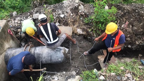Petugas saat memperbaiki jaringan pipa SPAM Petanu, Gianyar yang meledak pada Minggu (17/3/2024). (Dok. UPTD PAM Dinas PUPRKIM Provinsi Bali)