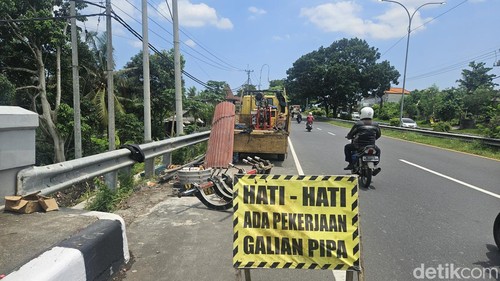 Petugas memperbaiki pipa SPAM Petanu yang meledak dan menyemburkan air di Bypass IB Mantra, Gianyar, Minggu (17/3/2024).