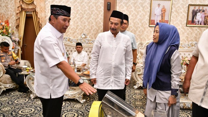 Pj Gubernur Sulsel Bahtiar Baharuddin memberikan bantuan kepad warga di Maros.