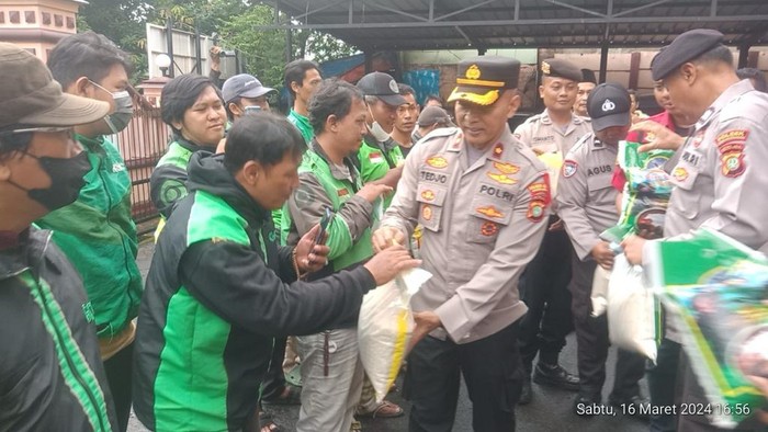 Polisi di Jaksel Bagikan Paket Sembako untuk Ojol-Anak Yatim di Bulan Ramadan. (dok Polres Pesanggrahan)