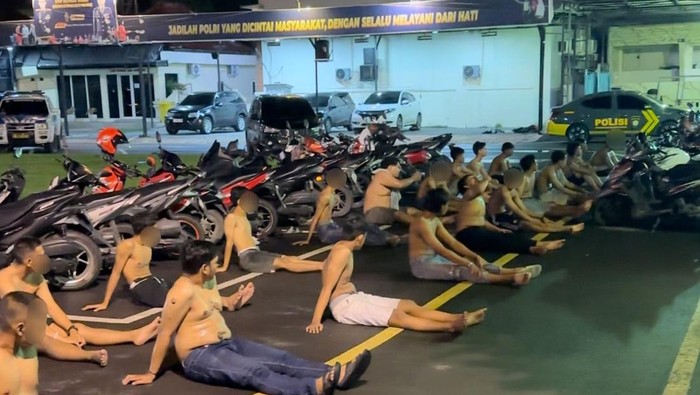 Polisi mengamakankan remaja yang balap lari di Kota Mojokerto