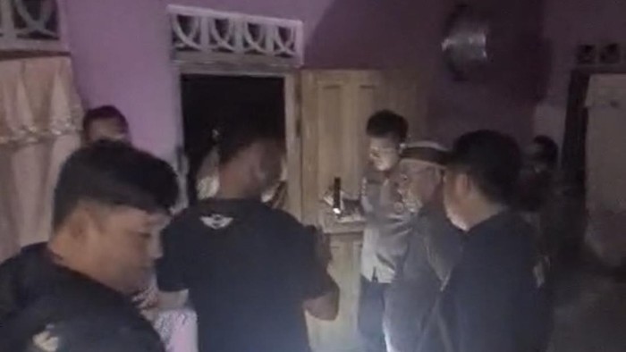 Polisi saat menggerebek rumah 2 penyelundup pasir timah di Bangka Barat.