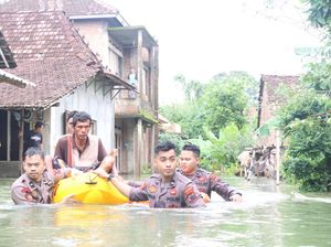 Polres Jepara Evakuasi-Beri Layanan Kesehatan Bagi Warga Terdampak Banjir