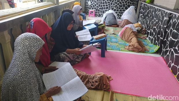 Suasana di Pondok Pesantren Sepuh Putri Masjid Agung Payaman Magelang, Sabtu (16/3/2024).