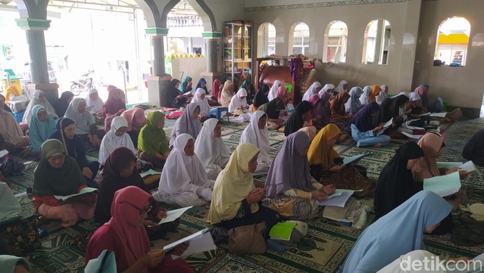 Suasana di Pondok Pesantren Sepuh Putri Masjid Agung Payaman Magelang, Sabtu (16/3/2024).