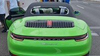 Porsche sesaat sebelum ditarik dengan mobil derek. (Foto: Istimewa/ Dok. PJR Polda Jatim 2)