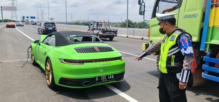 porsche tabrak livina di tol kejapanan ke sidoarjo