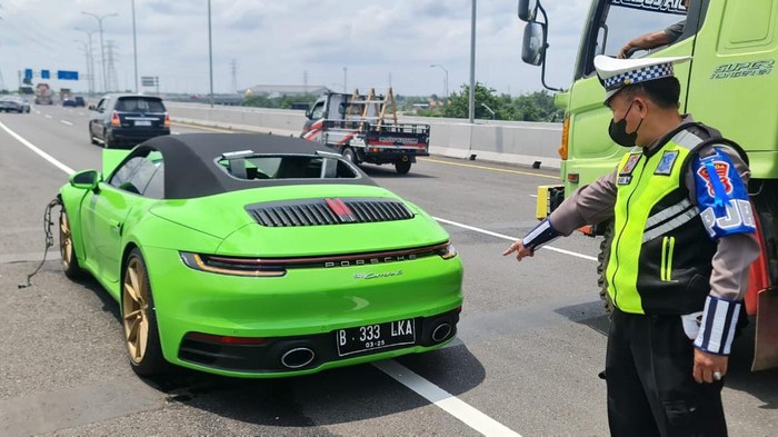 porsche tabrak livina di tol kejapanan ke sidoarjo