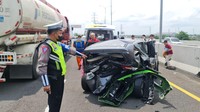 Saking kencangnya tabrakan tersebut, bumper Porsche warna hijau sampai melekat di bodi belakang Livina yang ringsek parah. (Foto: Istimewa/Dok: PJR Jatim 2)