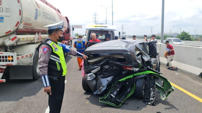 porsche tabrak livina di tol kejapanan ke sidoarjo