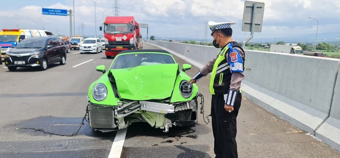 porsche tabrak livina di tol kejapanan ke sidoarjo